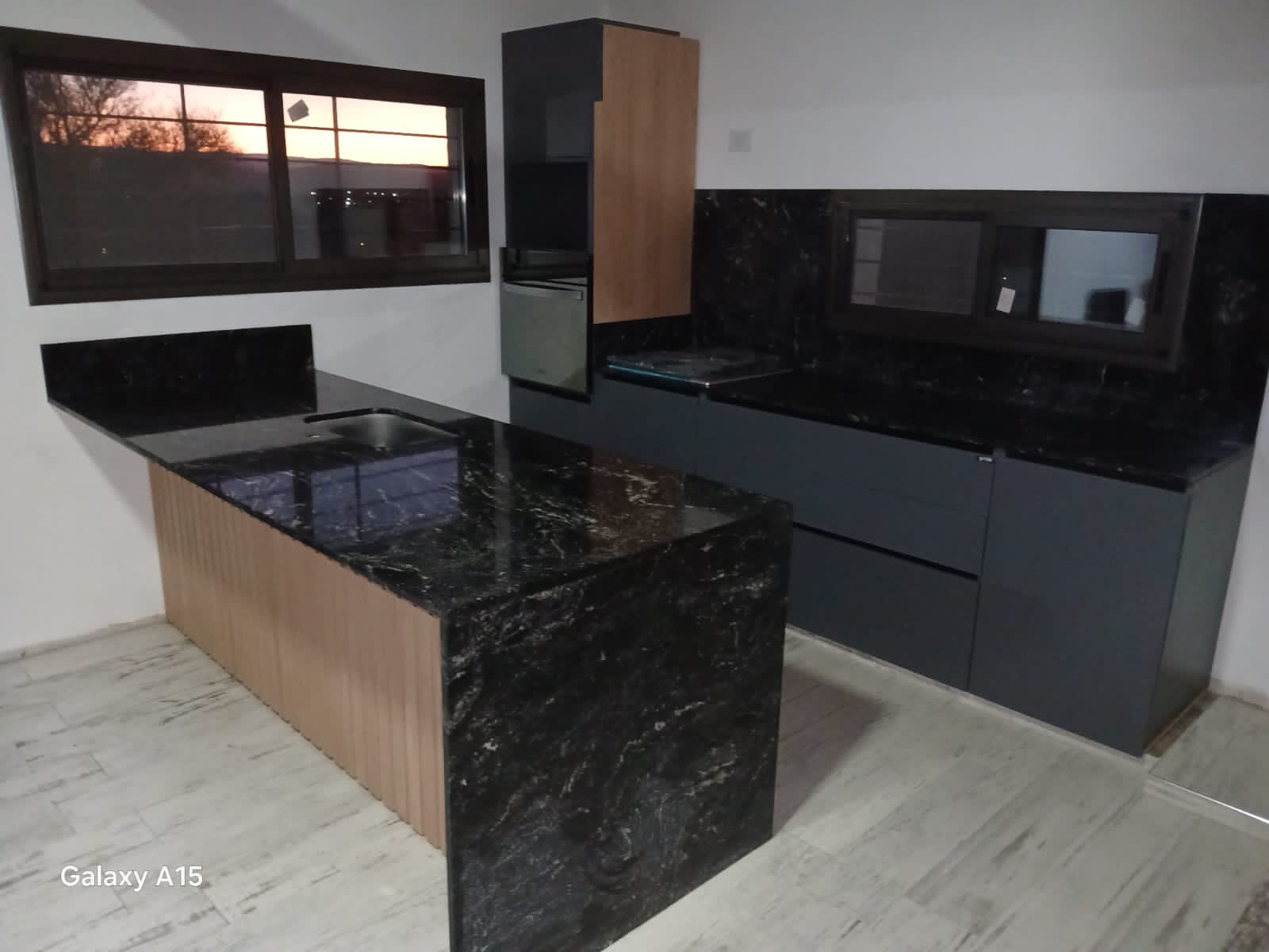 Cocina laqueada taupe